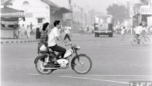 Nét đẹp ngồi một bên phía sau xe của Phụ nữ Sài Gòn xưa. Vì sao?

