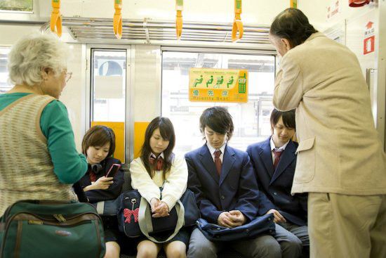 Nổi tiếng lịch sự nhưng vì sao người Nhật không bao giờ nhường ghế cho người già?