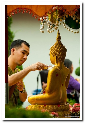 Lễ tắm Phật trong ngày Tết té nước ở Thái Lan