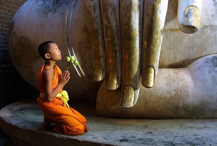 Đến chùa lạy Phật