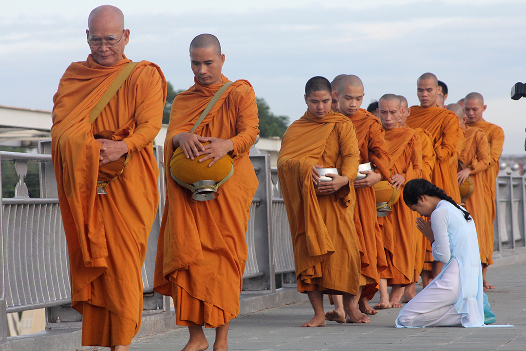 Khất thực trong đời sống văn hoá Phật giáo Đông Nam Á