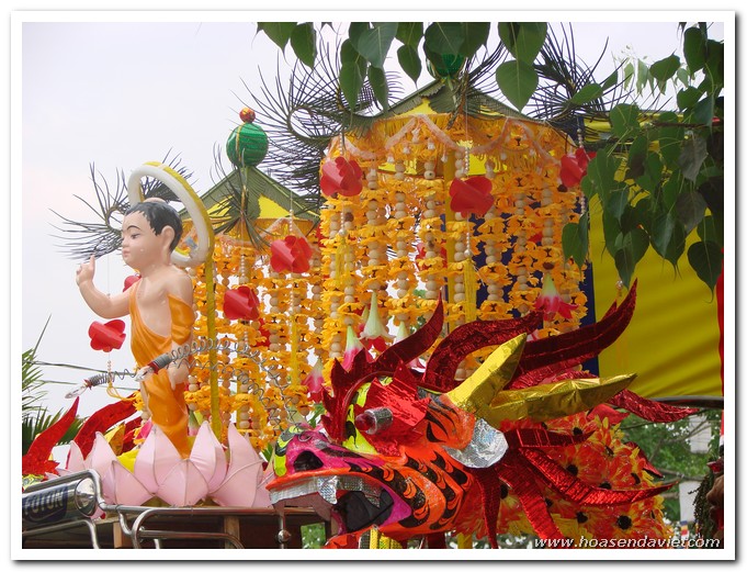 Mẫu trang trí xe hoa diễu hành Phật đản.