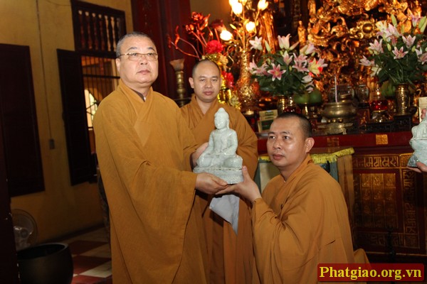 Cung dâng tượng Phật ngọc tới 3 ngôi chùa trên quần đảo Trường Sa