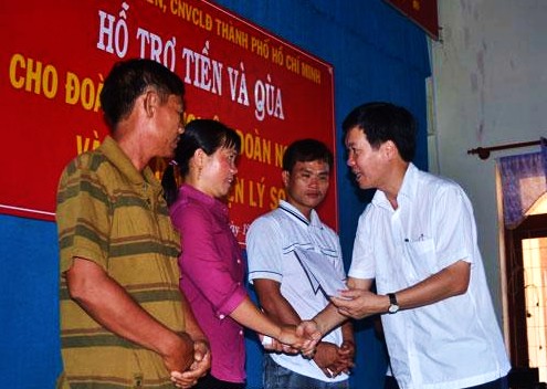 Tổng LĐLĐ VN và Thành ủy TP.HCM thăm, tặng quà cho ngư dân Quảng Ngãi